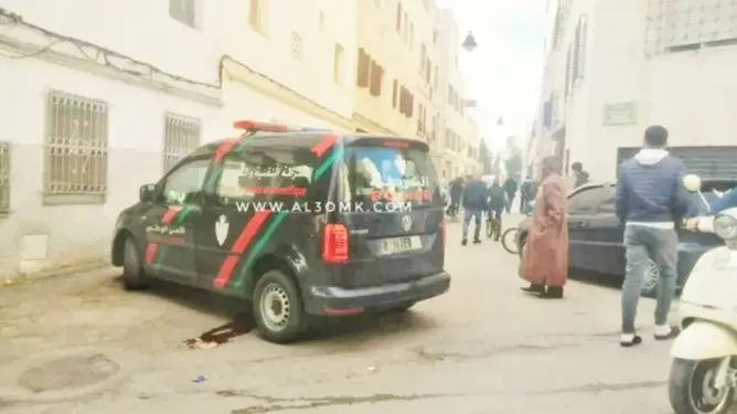 شابان يعتديان على رجُلي أمن لتخليص صديقهما من قبضتهما