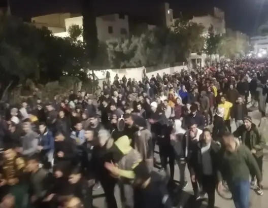 طلاب فاس يواصلون احتجاجاتهم الليلية ضد قرار بنموسى وتضامنا مع “العواج” (صور)