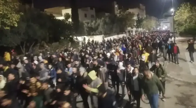 طلاب فاس يواصلون احتجاجاتهم الليلية ضد قرار بنموسى وتضامنا مع “العواج” (صور)