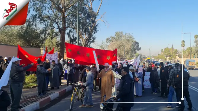 يعيشون مصيرا مجهولا.. 200 أسرة من قدماء الجيش يحتجون بمراكش بسبب حكم الإفراغ (فيديو)