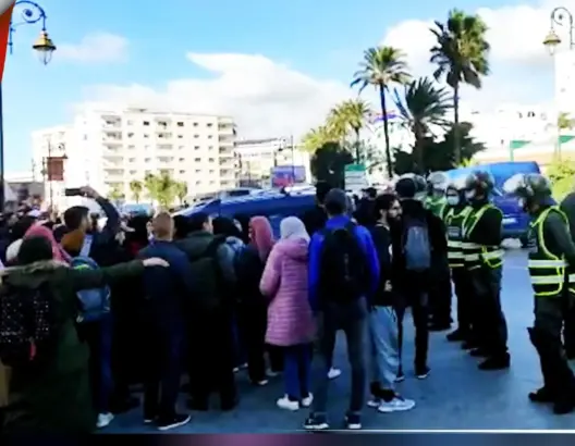 احتجاجات حاشدة بتطوان وإغلاق للطرقات تزامنا مع مباراة التعليم (فيديو)