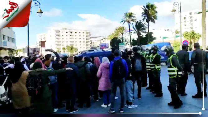 احتجاجات حاشدة بتطوان وإغلاق للطرقات تزامنا مع مباراة التعليم (فيديو)