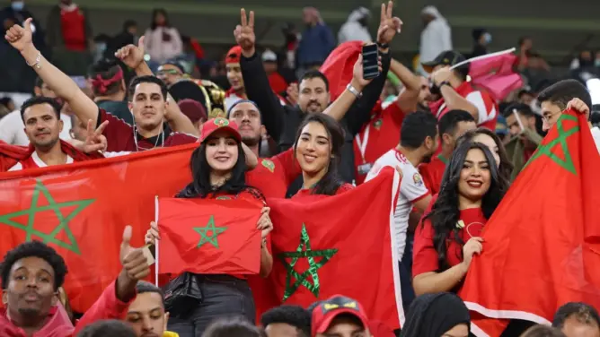 أهازيج “العيون عينية” تهز مدرجات ملعب “الثمامة” بقطر في مباراة المغرب والجزائر