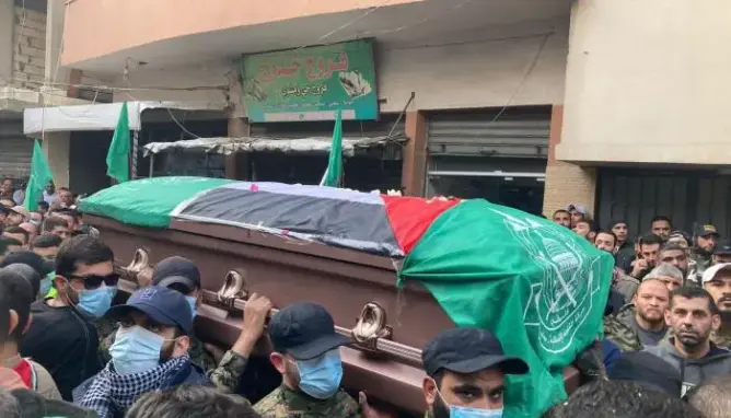 مقتل 4 أعضاء من “حماس” في إطلاق نار خلال جنازة في مخيم فلسطيني بلبنان