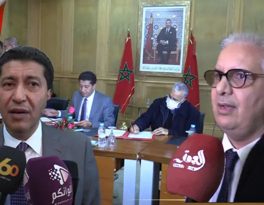 بقيمة تفوق ملياري درهم.. بركة يوقع اتفاقيتين مع مجلس جهة الشرق لفك العزلة عن العالم القروي(فيديو)