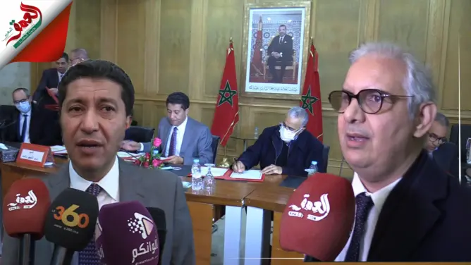 بقيمة تفوق ملياري درهم.. بركة يوقع اتفاقيتين مع مجلس جهة الشرق لفك العزلة عن العالم القروي(فيديو)