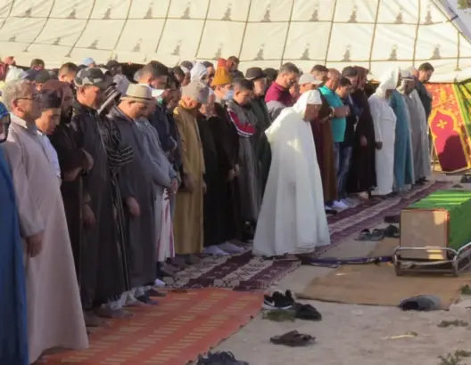 في غياب شبه تام للفنانين.. تشييع الراحل “بيزماون” إلى مثواه الأخير بأكادير (صور)