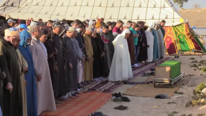 في غياب شبه تام للفنانين.. تشييع الراحل “بيزماون” إلى مثواه الأخير بأكادير (صور)