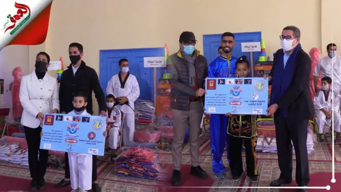 في إطار مخطط “صناعة الأبطال” المتوكل والوالي حاجي يشرفان على توزيع معدات رياضية على جمعيات بأكادير(فيديو)