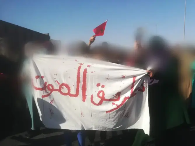 الحفر وقلة علامات التشوير والسرعة تحوّل الطريق بين مراكش وتامنصورت إلى “محور للموت”