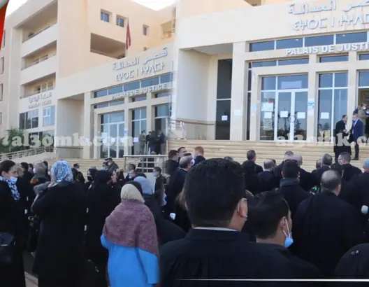 محامو وجدة غاضبون من قرار منعهم من دخول قصر العدالة بسبب جواز التلقيح (فيديو)