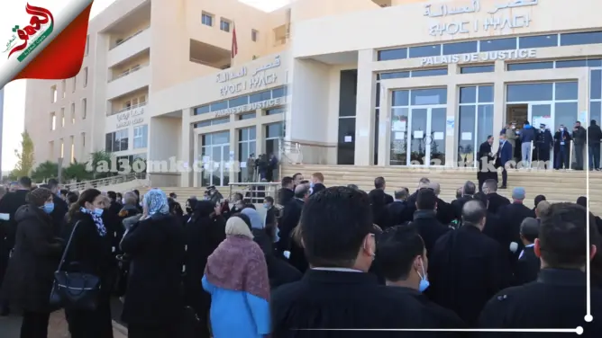 محاكم المملكة تشرع في فرض “جواز التلقيح”.. والقرار يشعل احتجاجات (فيديوهات)