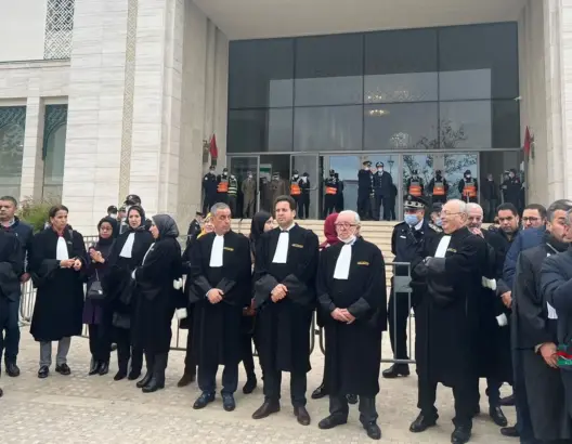 محامون بالبيضاء يرفضون الاتفاق الموقع بين نقيبهم والنيابة العامة ويواصلون الاحتجاجات