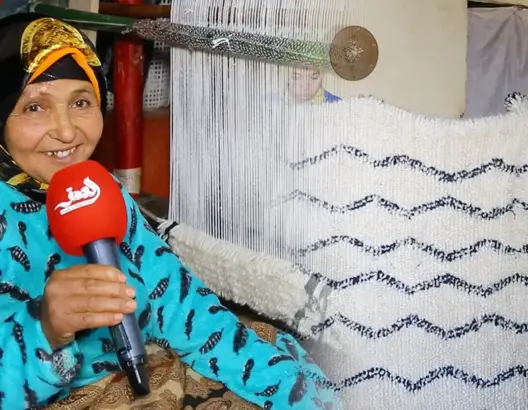 تراث يقاوم الاندثار.. نساء مغراوة بتازة يُبدعن في نسج الزربية الوراينية رغم صعوبة تسويقها (فيديو)
