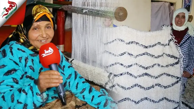 تراث يقاوم الاندثار.. نساء مغراوة بتازة يُبدعن في نسج الزربية الوراينية رغم صعوبة تسويقها (فيديو)