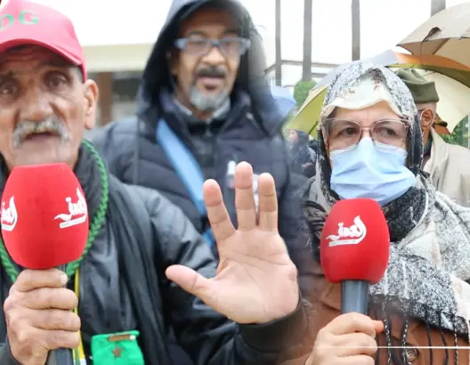 تحت الأمطار.. قدماء وأرامل العسكريين يستنكرون هزالة المعاشات ويطالبون بتحسين أوضاعهم (فيديو)