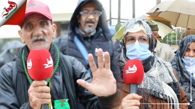 تحت الأمطار.. قدماء وأرامل العسكريين يستنكرون هزالة المعاشات ويطالبون بتحسين أوضاعهم (فيديو)