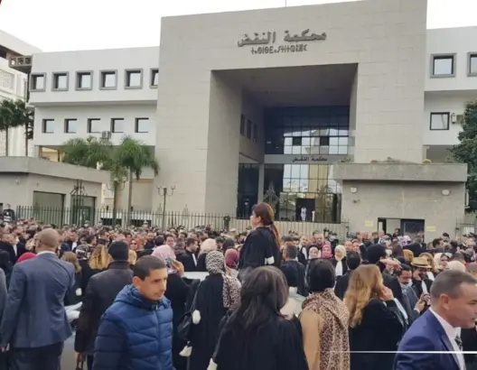 إنزال وطني لأصحاب البذلة السوداء بالرباط احتجاجا على فرض جواز التلقيح بالمحاكم (فيديو)