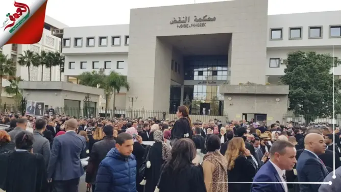 إنزال وطني لأصحاب البذلة السوداء بالرباط احتجاجا على فرض جواز التلقيح بالمحاكم (فيديو)