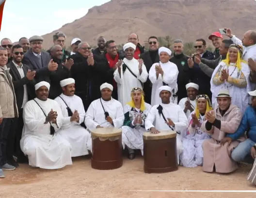 شاهد المدربين بادو الزاكي ورشيد الطاوسي يؤديان رقصة الركبة بزاكورة(فيديو)