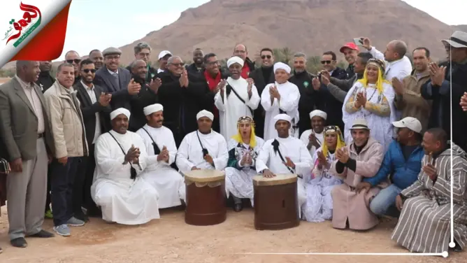 شاهد المدربين بادو الزاكي ورشيد الطاوسي يؤديان رقصة الركبة بزاكورة(فيديو)