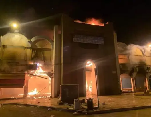 النيران لا تزال مشتعلة..حريق مهول يأتي على محلات المركب التجاري بالناظور
