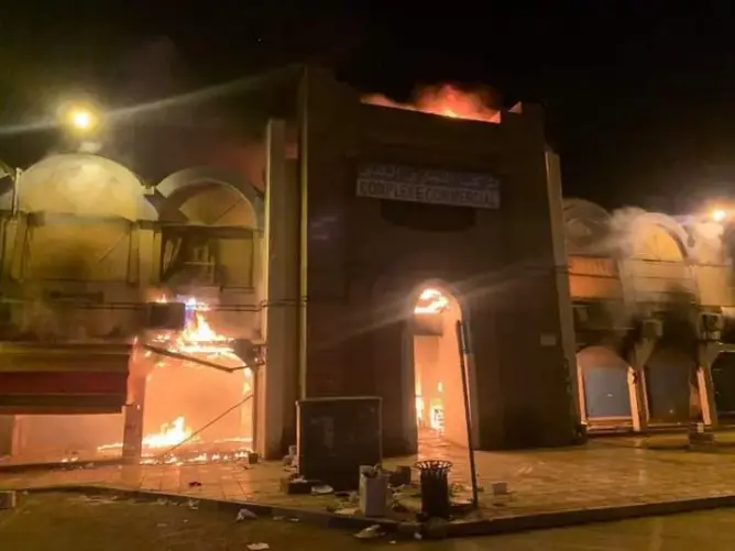 النيران لا تزال مشتعلة..حريق مهول يأتي على محلات المركب التجاري بالناظور