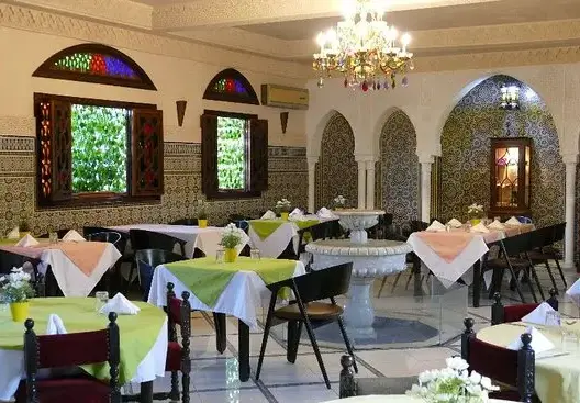 خبير يكشف دوافع هروب مليون سائح مغربي نحو الخارج لقضاء العطلة