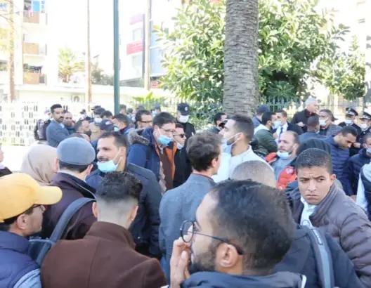 بسبب جواز التلقيح.. أساتذة متعاقدون يستنكرون منعهم من حضور جلسة محاكمتهم (فيديو)