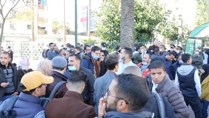 بسبب جواز التلقيح.. أساتذة متعاقدون يستنكرون منعهم من حضور جلسة محاكمتهم (فيديو)