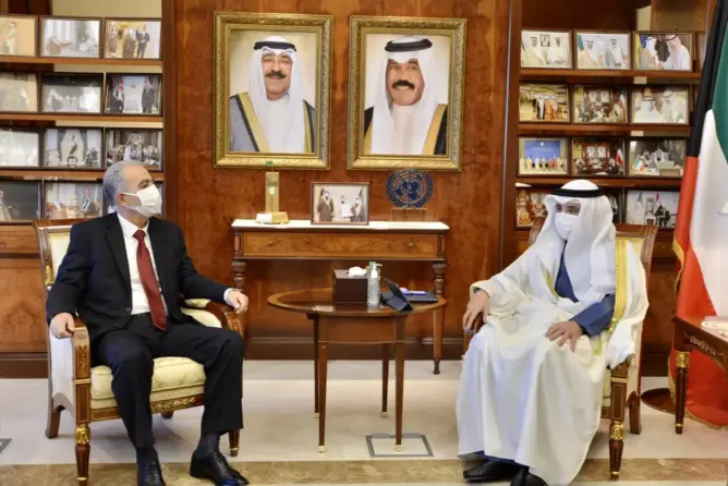 سفير المغرب بالكويت يقدم نسخة من أوراق اعتماده لوزير الخارجية الكويتي