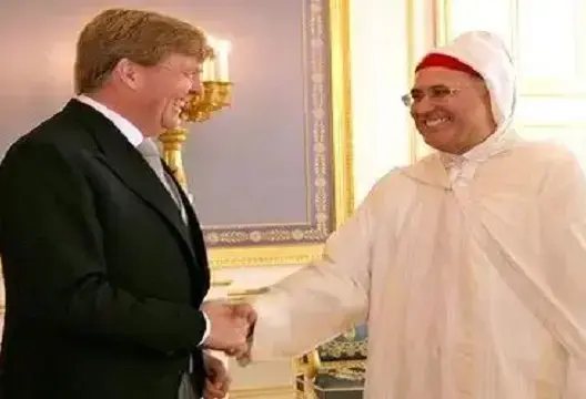 ملك هولندا يوشح سفير المغرب خلال مراسيم توديعه بوسام “فارس الصليب الأكبر”