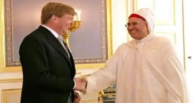 ملك هولندا يوشح سفير المغرب خلال مراسيم توديعه بوسام “فارس الصليب الأكبر”