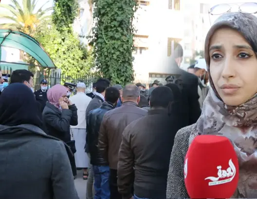 محاكمة الأساتذة المتعاقدين .. الأمن يمنع من جديد زملاءهم من ولوج المحكمة بسبب جواز التلقيح(فيديو)