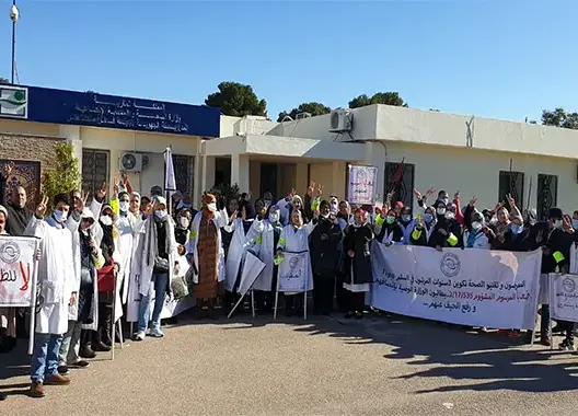 المئات من ممرضي وتقنيي الصحة يحتجون أمام مقرات المديريات الجهوية للصحة (صور)
