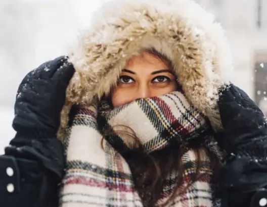 النساء يشعرن بالبرودة أكثر من الرجال.. حقيقة أم خرافة؟