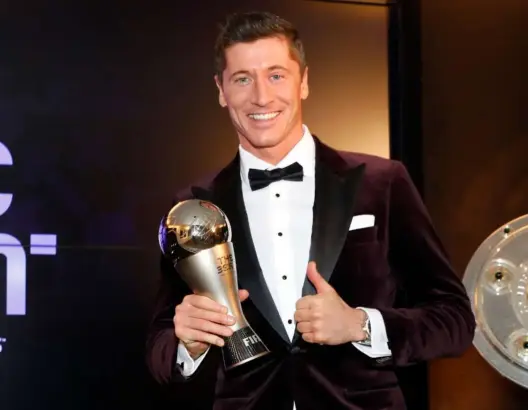 ليفاندوفسكي يتوج بجائزة أفضل لاعب في العالم سنة 2021