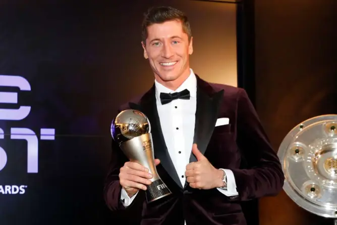 ليفاندوفسكي يتوج بجائزة أفضل لاعب في العالم سنة 2021