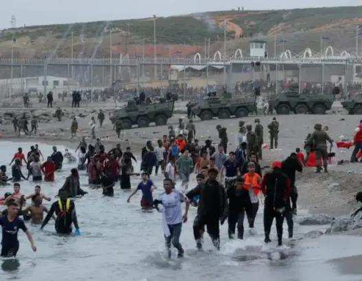المغرب يجهض محاولة تسلل 700 “حراك” لسبتة.. وإسبانيا ترجع العشرات للمملكة