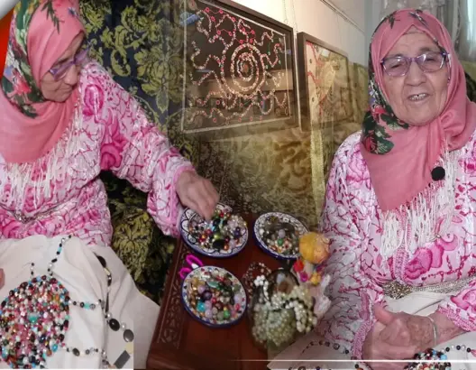 لديها 11 ابناً.. خديجة سبعينية حوّلت فراغ “الحجر الصحي” إلى إبداعات بـ”العقيق” (فيديو)