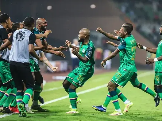 بالصور .. هكذا عبَّر مغاربة عن إعجابهم وإشادتهم بأداء منتخب جزر القمر