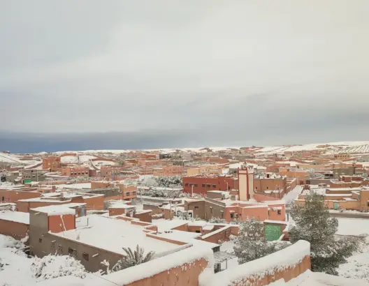 مداشر المغرب العميق تتشح بالبياض .. عزلة وجمالية واحتفاء برجل الثلج (صور)