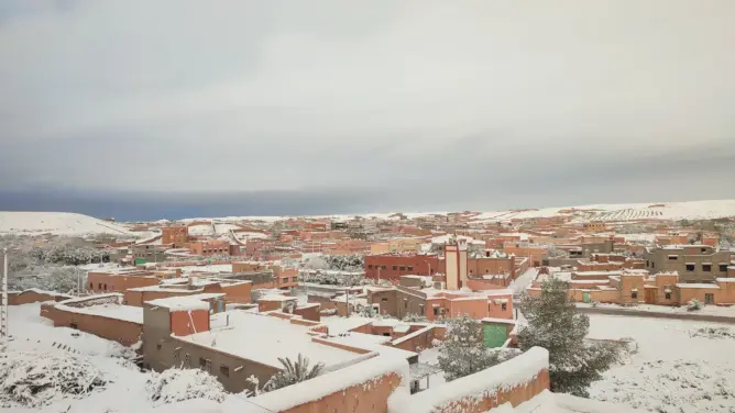 مداشر المغرب العميق تتشح بالبياض .. عزلة وجمالية واحتفاء برجل الثلج (صور)