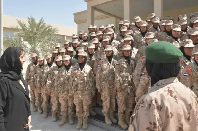 السماح بانضمام النساء للجيش يثير جدلا في الكويت