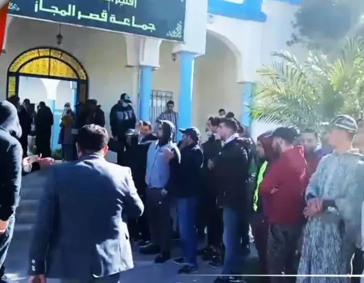 بجماعة تتوفر على أكبر ميناء بإفريقيا.. البطالة تخرج العشرات للاحتجاج بـ”قصر المجاز” (فيديو)