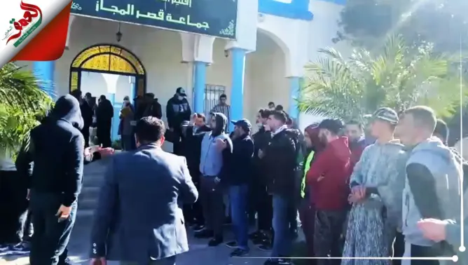 بجماعة تتوفر على أكبر ميناء بإفريقيا.. البطالة تخرج العشرات للاحتجاج بـ”قصر المجاز” (فيديو)