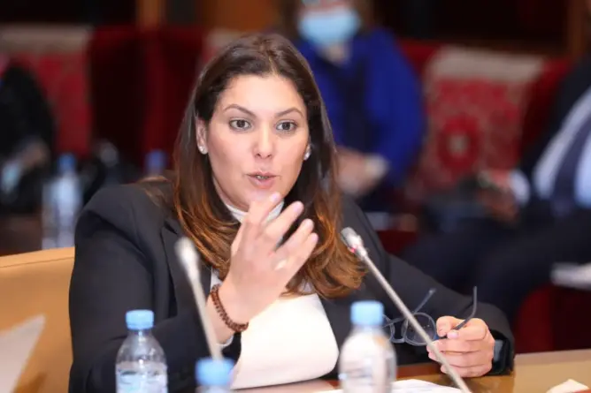سخط بين موظفي وزارة التعمير بسبب “تعويضات خيالية” على أساس حزبي