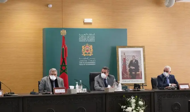 أخنوش يستنفر الإدارات العمومية لتشديد إجراءات “كورونا” والإسراع بأخذ الجرعات
