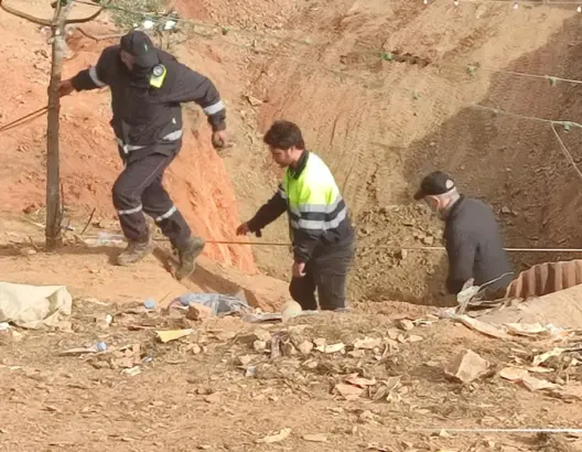 قضية الطفل ريان.. انهيار صخري خطير قرب البئر والجرافات توقف عملية الحفر