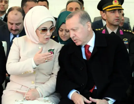 الحجاب يتصدر أجندة الصراع السياسي في تركيا.. وأردوغان يدعو إلى دَسْتَرتِه
